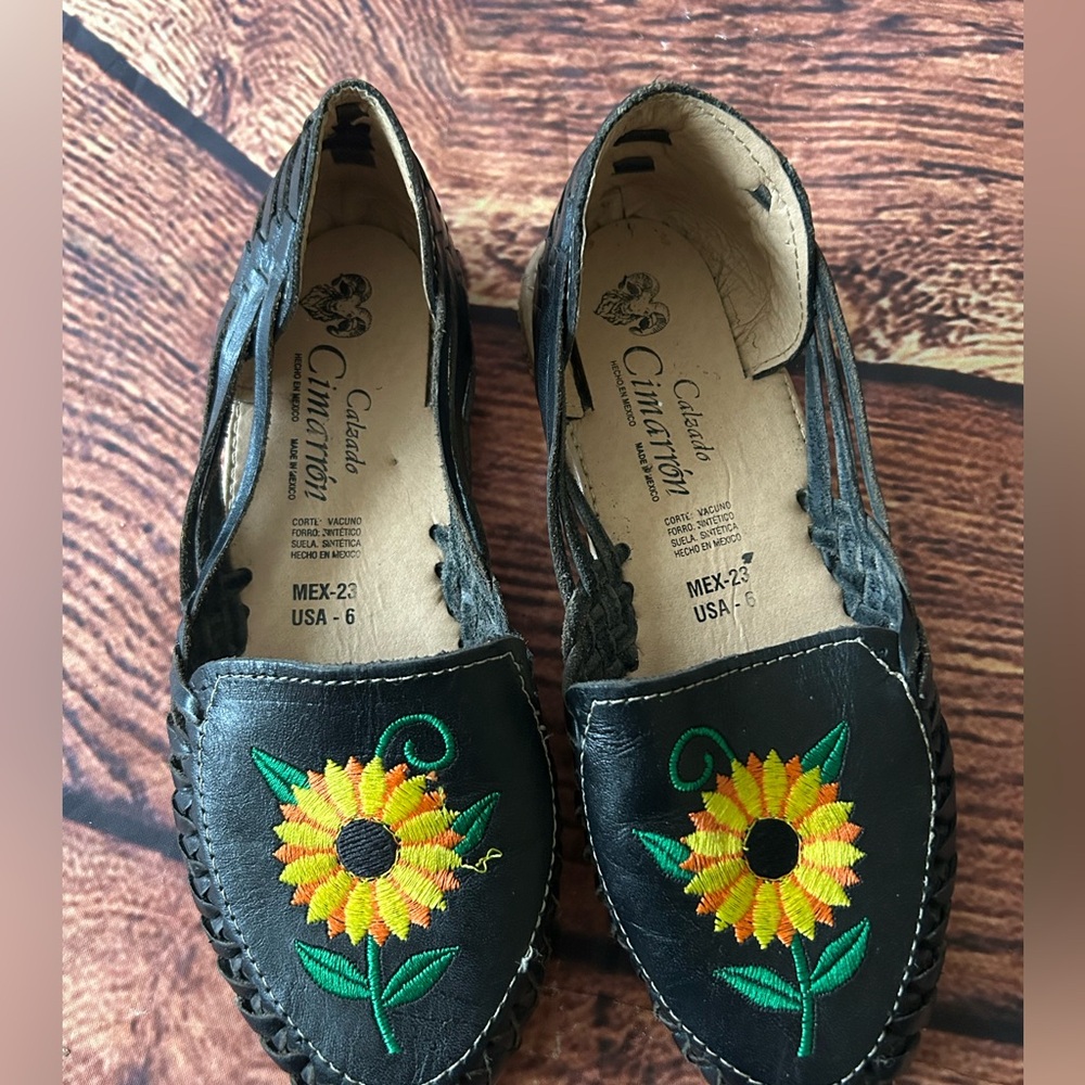 Chic Black Moccasins‎ with Sunflower Embroidery - Picture 5 of 11